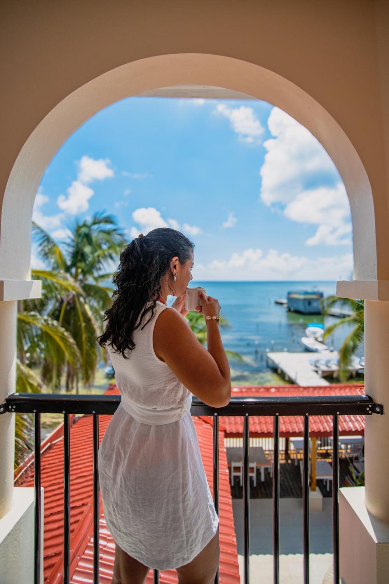 Sunbreeze Suites San Pedro  Extérieur photo